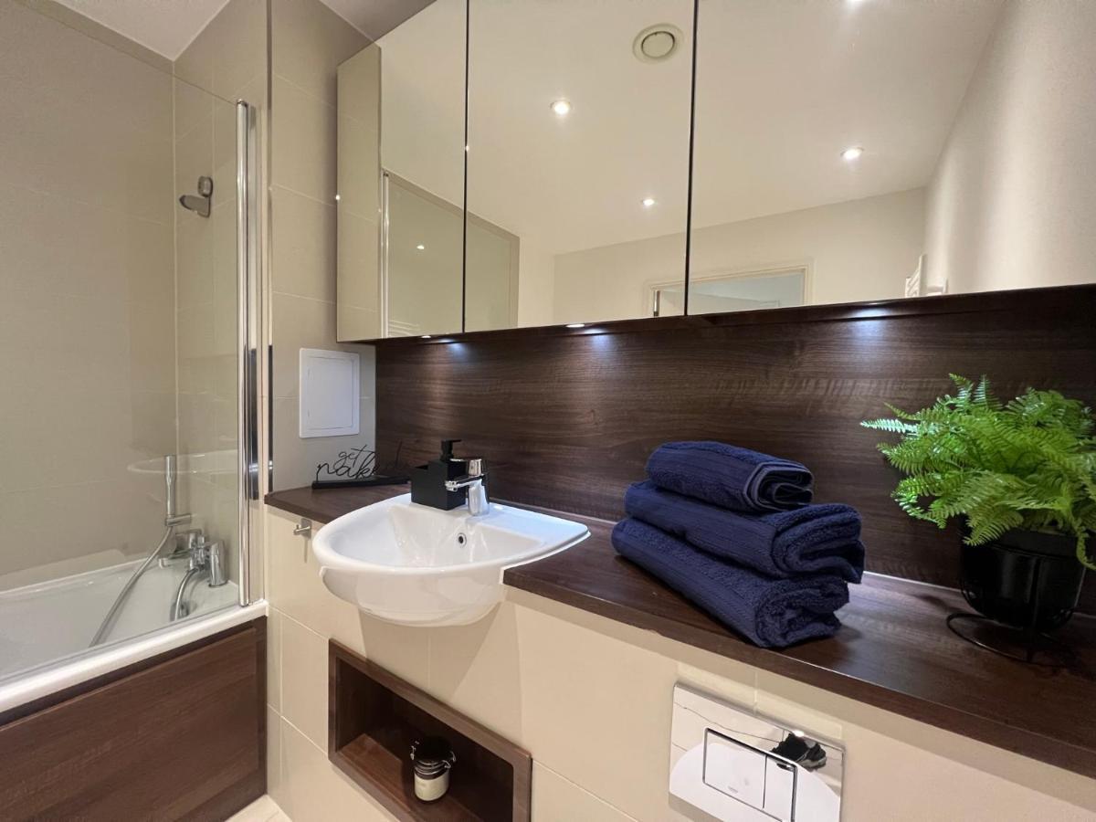 Modern 2Br 2Ba Apt Wparking Sleeps 6 Comfortably ลอนดอน ภายนอก รูปภาพ