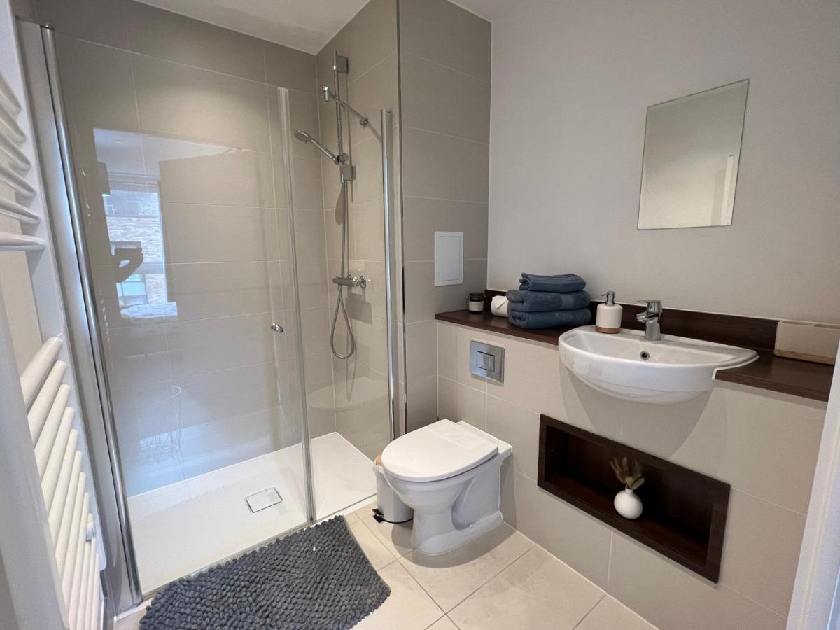 Modern 2Br 2Ba Apt Wparking Sleeps 6 Comfortably ลอนดอน ภายนอก รูปภาพ