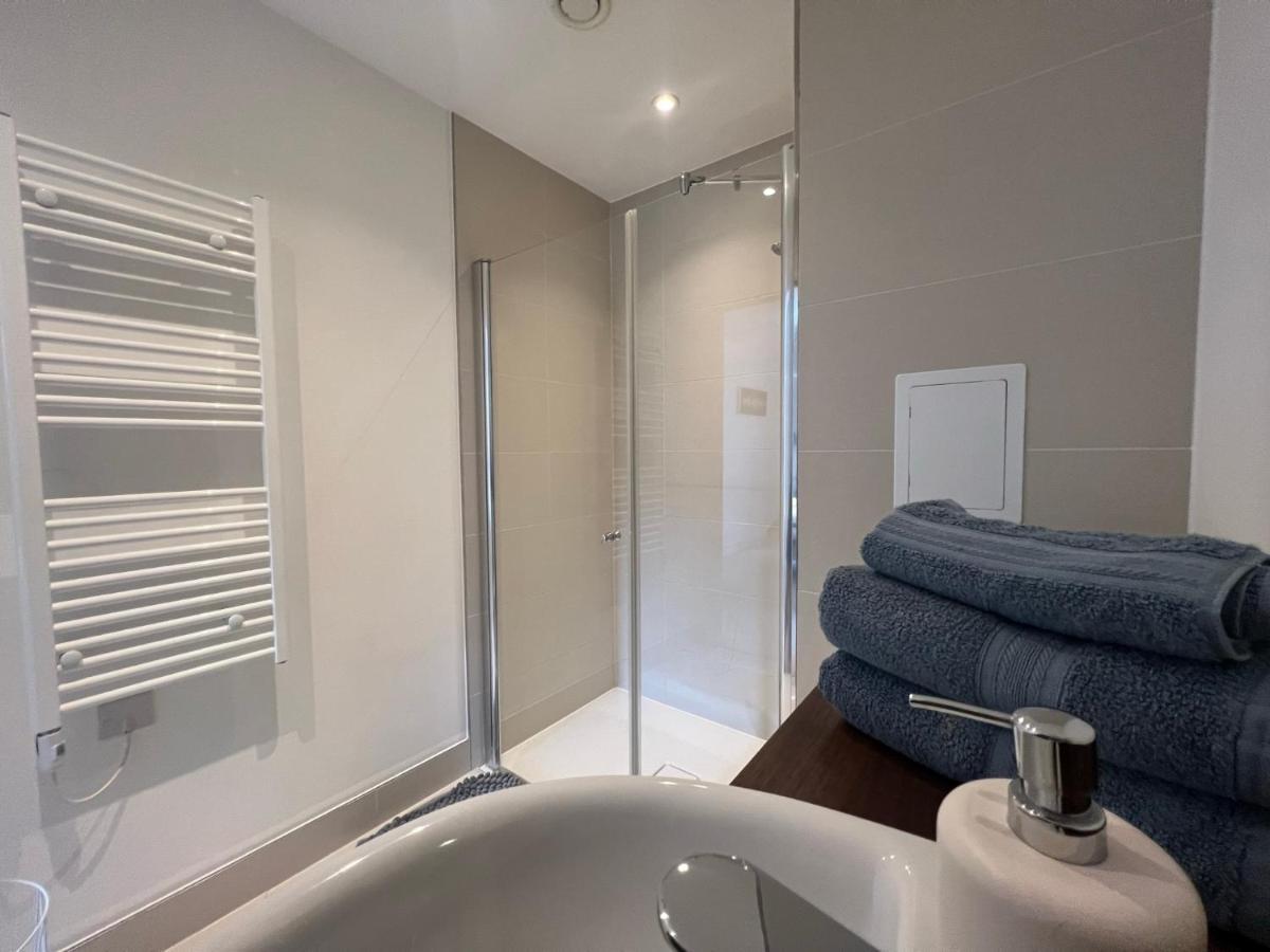 Modern 2Br 2Ba Apt Wparking Sleeps 6 Comfortably ลอนดอน ภายนอก รูปภาพ